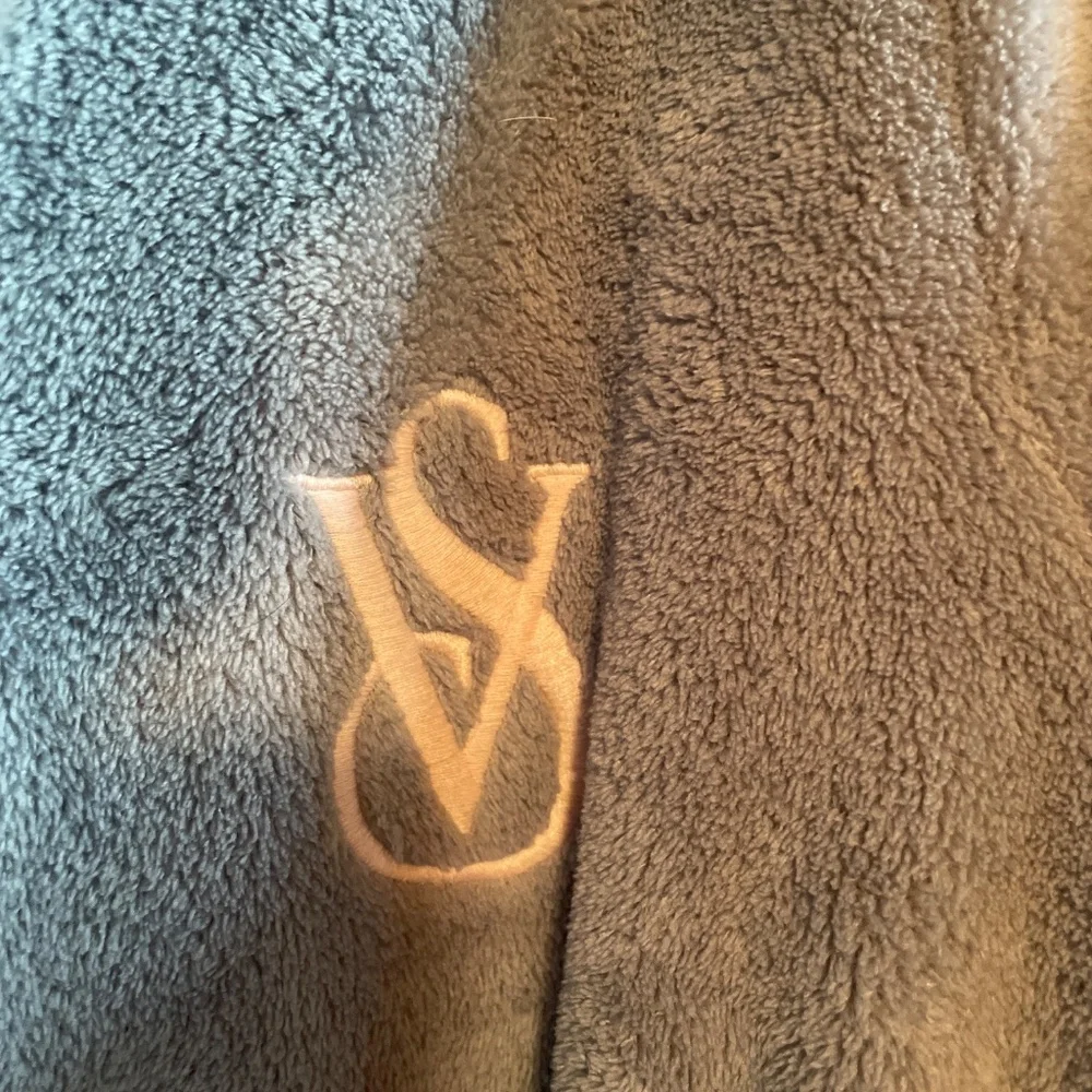 VS Robe - Picture 2 of 3